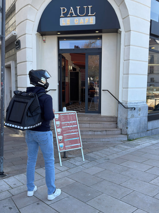 Uber Eats bezorger in Nederland op de fiets met professionele isothermische bezorgtas van 74 liter