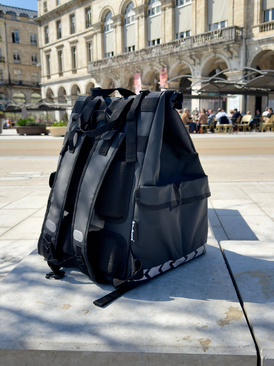 Sac PAKERS isotherme professionnel posé sur banc place arcades Bordeaux