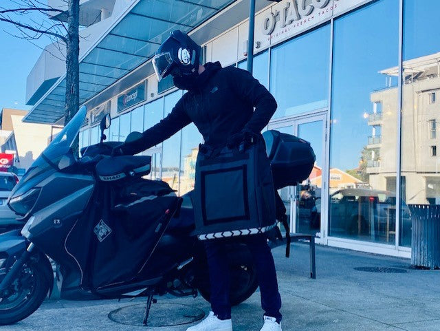 Coursier Stuart en scooter avec sac PAKERS 74L pour livraison express B2B B2C