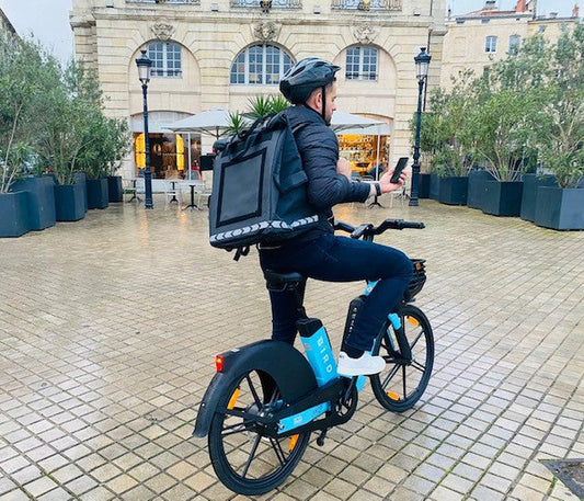 Livreur vélo cargo électrique avec sacs PAKERS pour livraisons B2B grand volume
